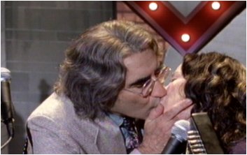 kiss19.jpg (18971 bytes)